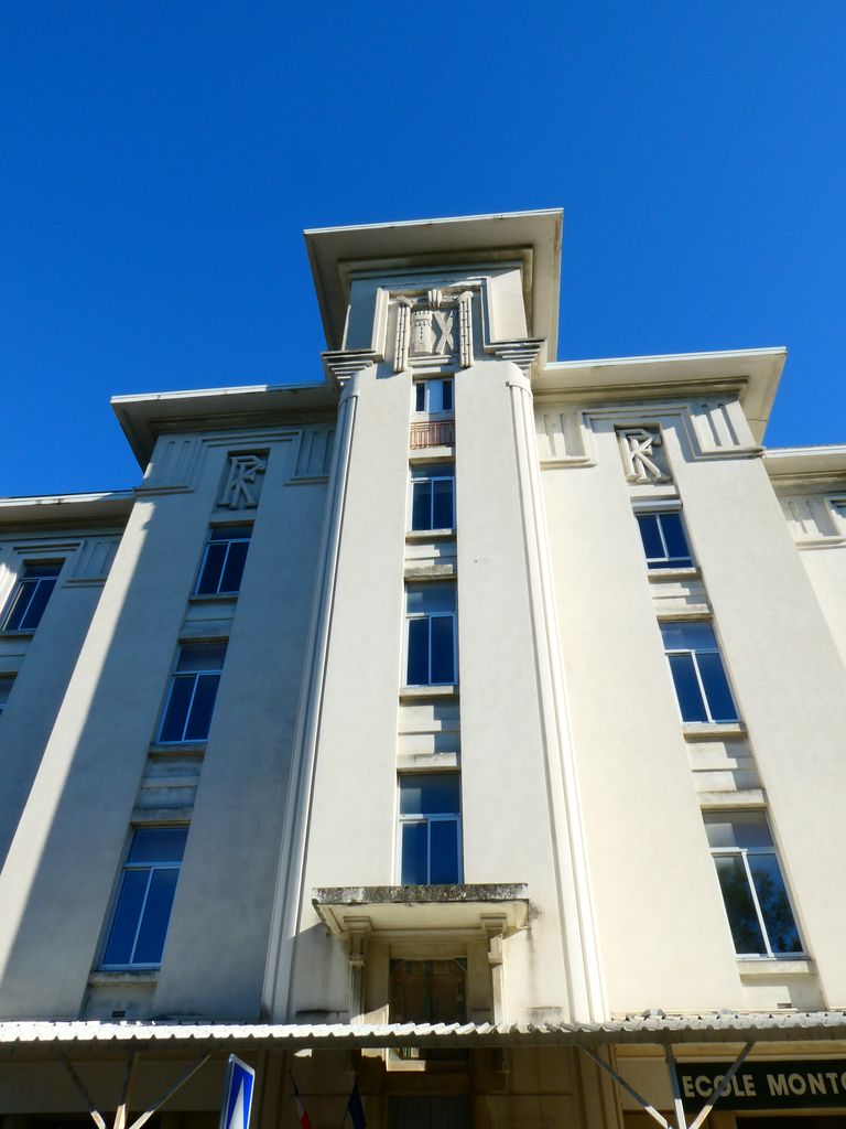Façade principale sur rue. Pavillon central.