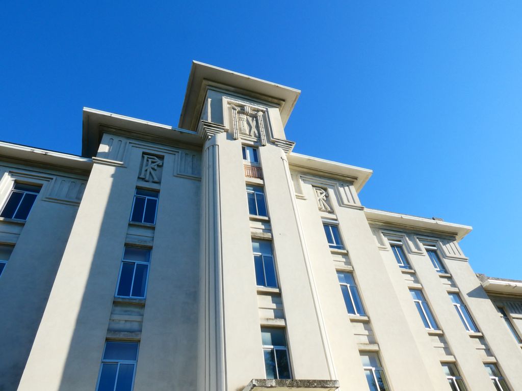 Façade principale sur rue. Pavillon central.