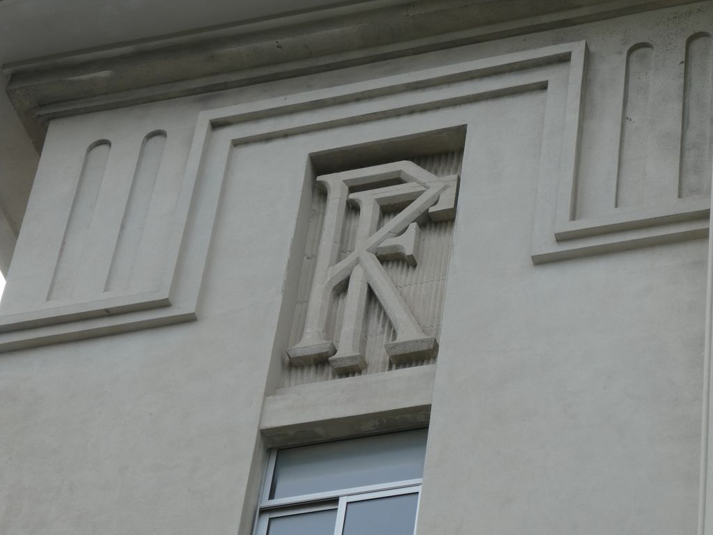 Façade principale sur rue. Pavillon central. Décor sculpté. 