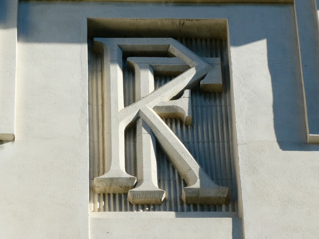 Façade principale sur rue. Pavillon central. Décor sculpté. 