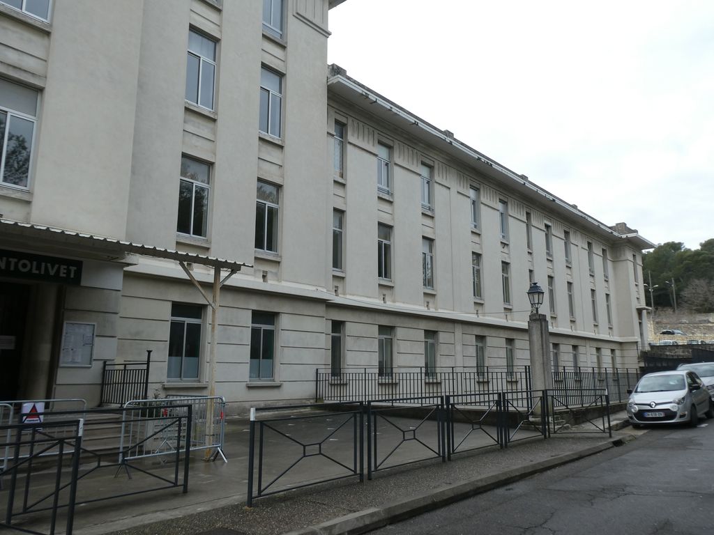Façade sur la rue de Montolivet, aile ouest.
