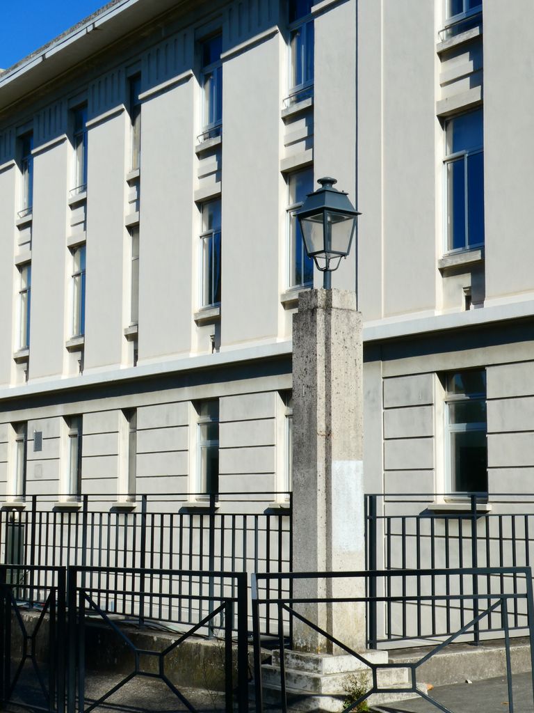 Façade sur la rue de Montolivet, aile ouest.