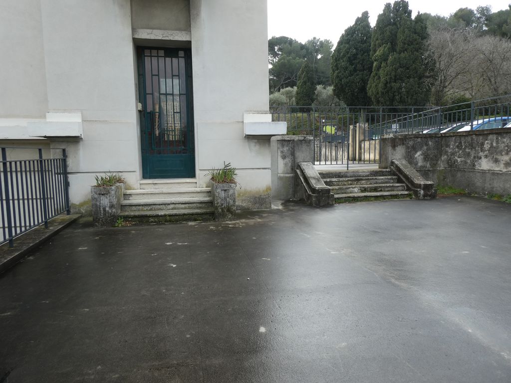 Façade sur la rue de Montolivet, pavillon de l’escalier ouest. Porte.