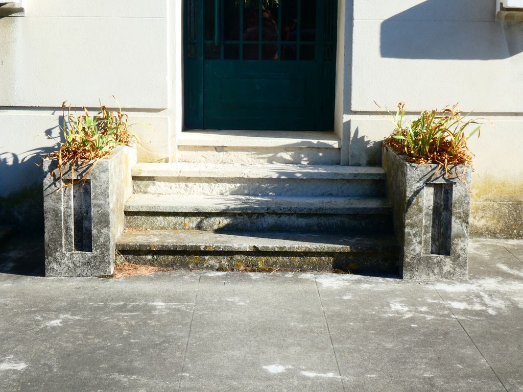 Façade sur la rue de Montolivet, pavillon de l’escalier ouest. Porte. Détail des marches et jardinières.