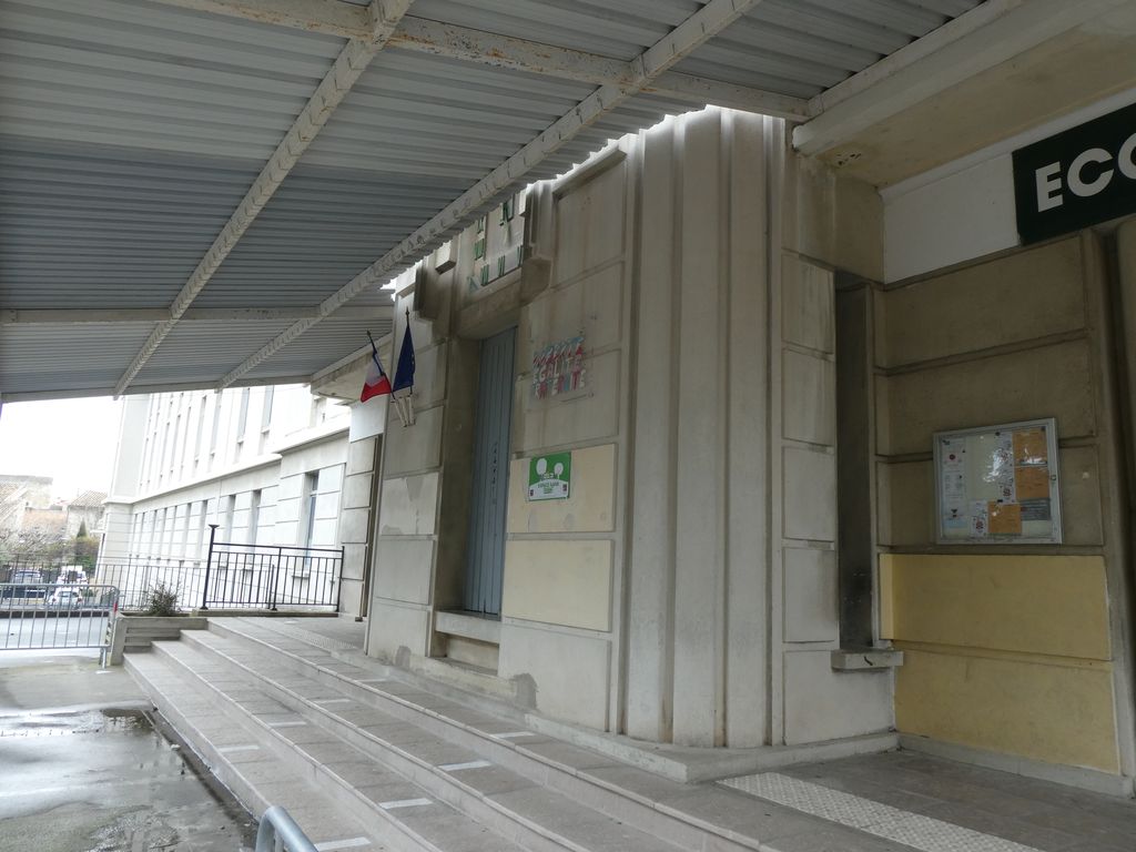 Pavillon d’entrée. La partie centrale abrite la loge du concierge, qui peut surveiller les deux entrées, grâce à deux très fines baies verticales.