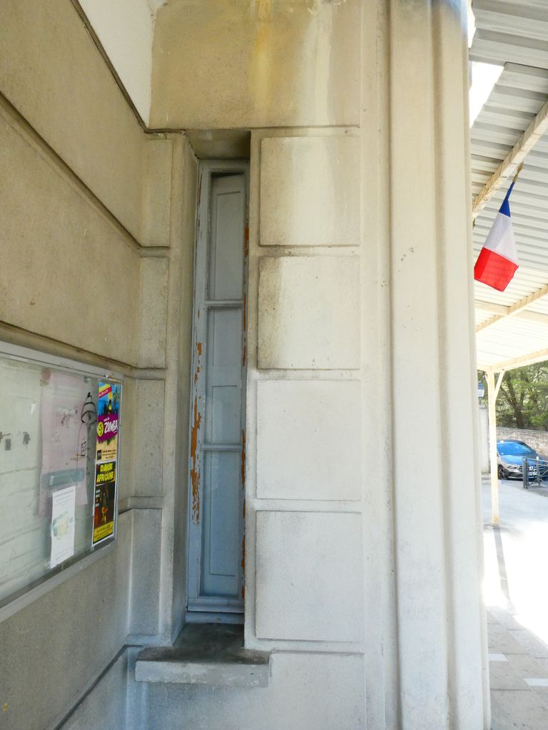 Pavillon d’entrée. La partie centrale abrite la loge du concierge, qui peut surveiller les deux entrées, grâce à deux très fines baies verticales.