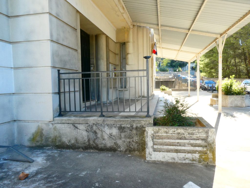Pavillon d’entrée. Le perron est protégé  latéralement par une grille en fer forgé.