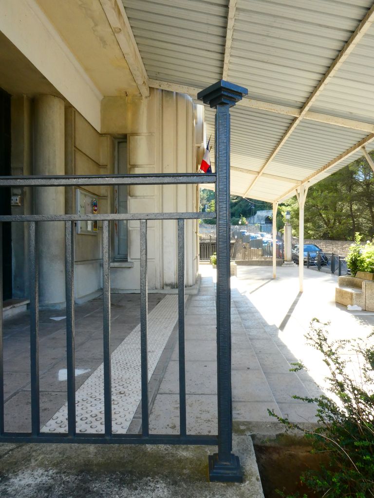 Pavillon d’entrée. Le perron est protégé  latéralement par une grille en fer forgé. Détail de la ferronnerie.