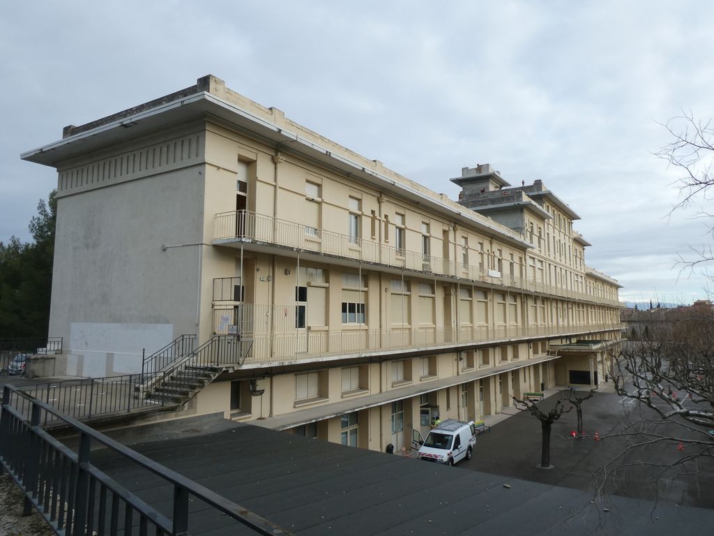 Vue générale de la façade sur cour depuis l’ouest.