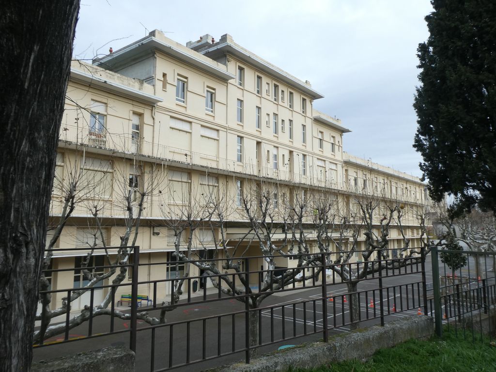 Vue générale de la façade sur cour depuis l’ouest.