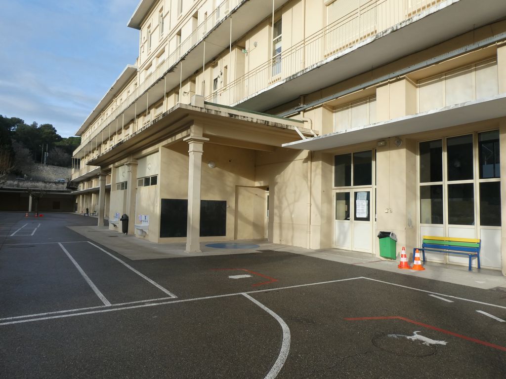 Façade sur cour. Partie centrale.