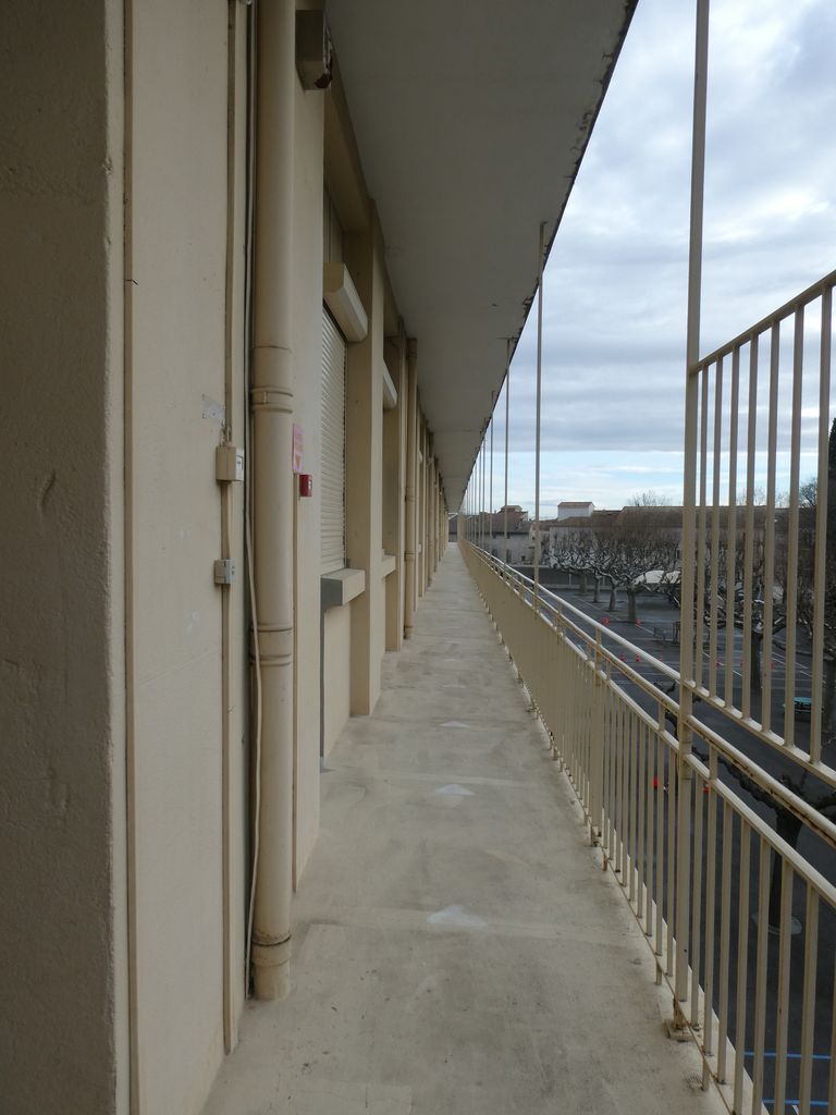 Passerelle d’accès aux classes située le long de la façade sud.
