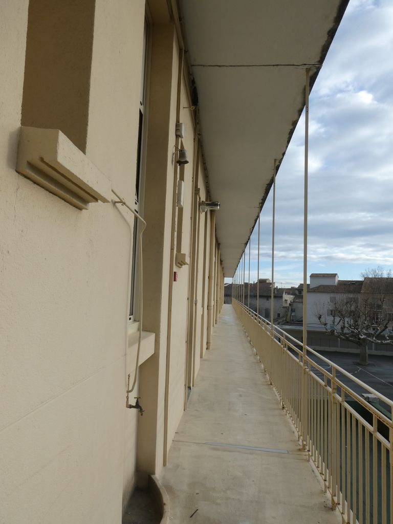 Passerelle d’accès aux classes située le long de la façade sud.