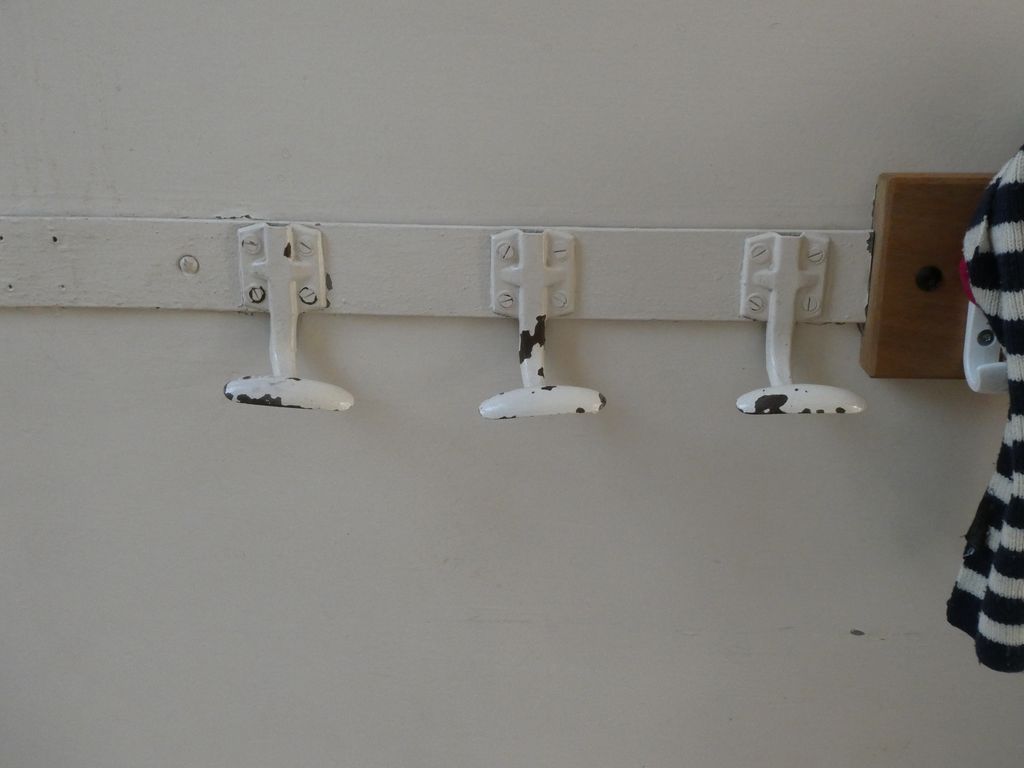 Couloir des classes. Porte-manteaux en fer.