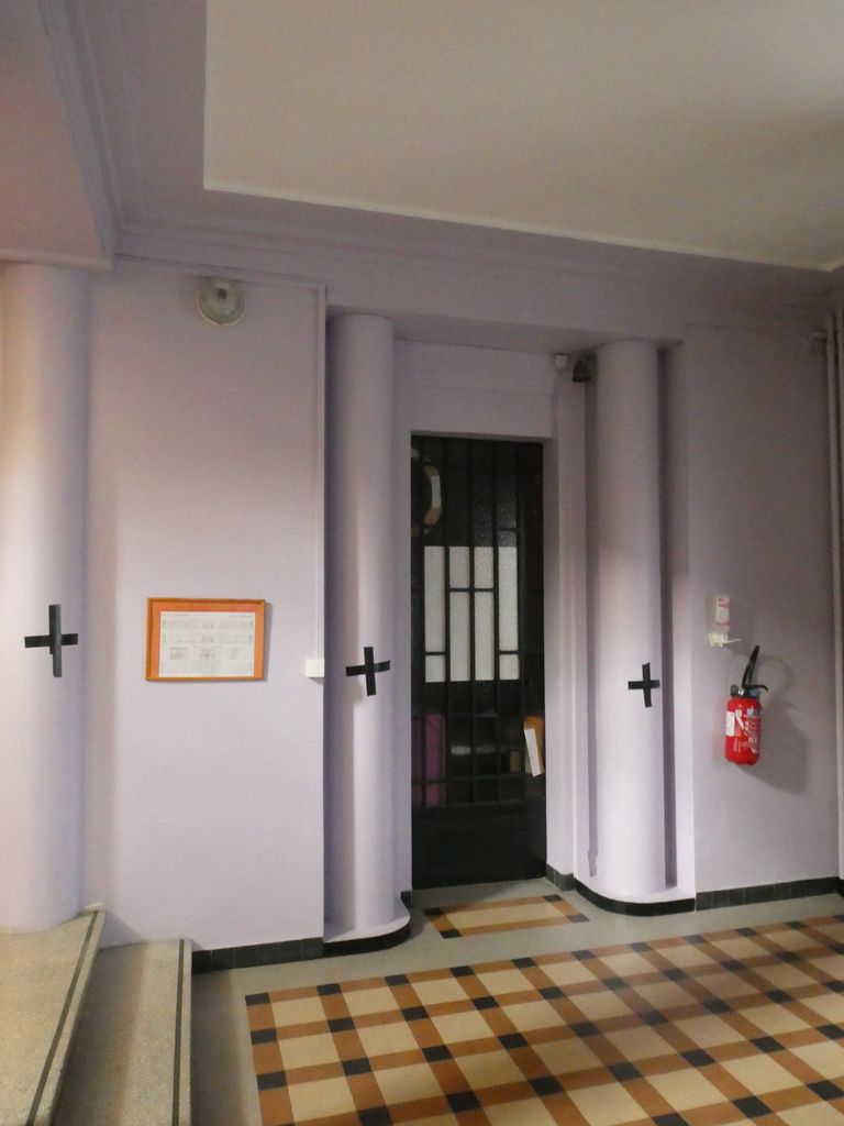 Intérieur. Porte métallique entourée de 2 colonnes engagées.
