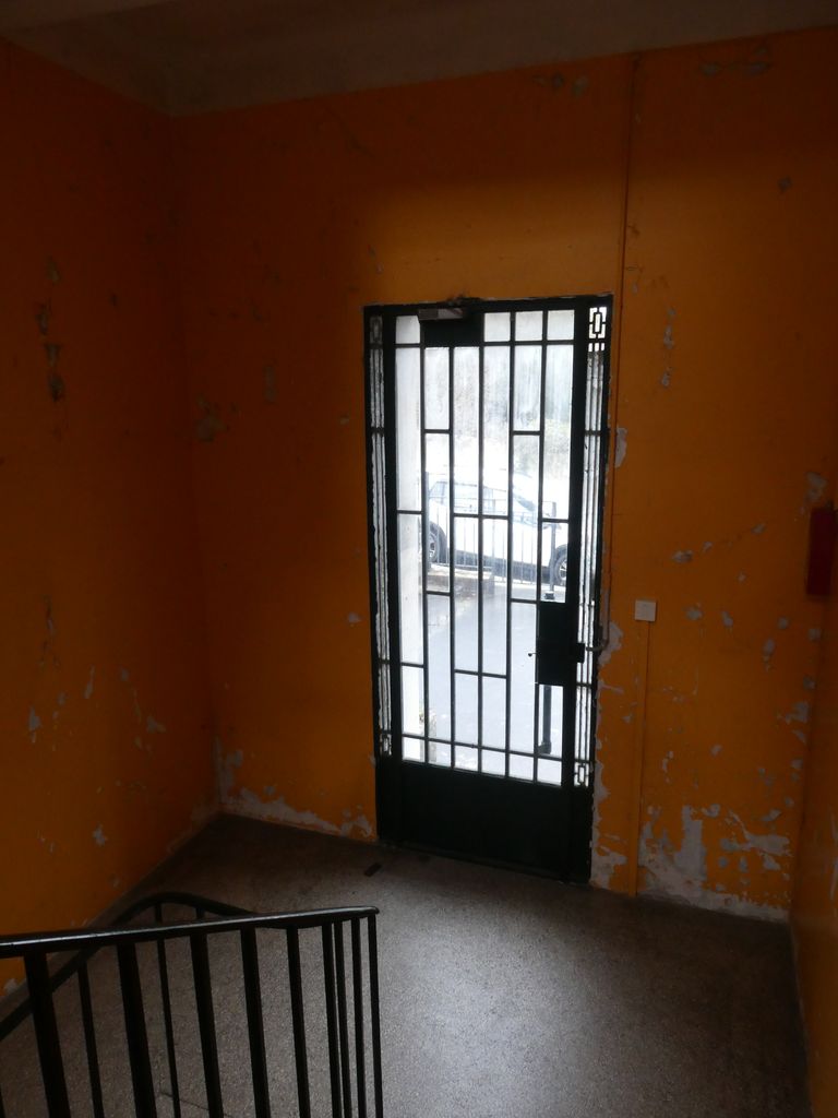 Porte d’accès à un escalier latéral.