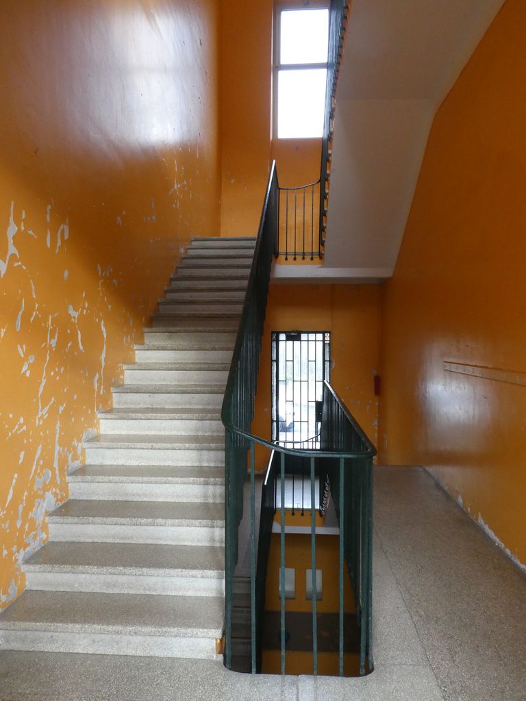 Escalier latéral placé à l’extrémité de chaque aile.