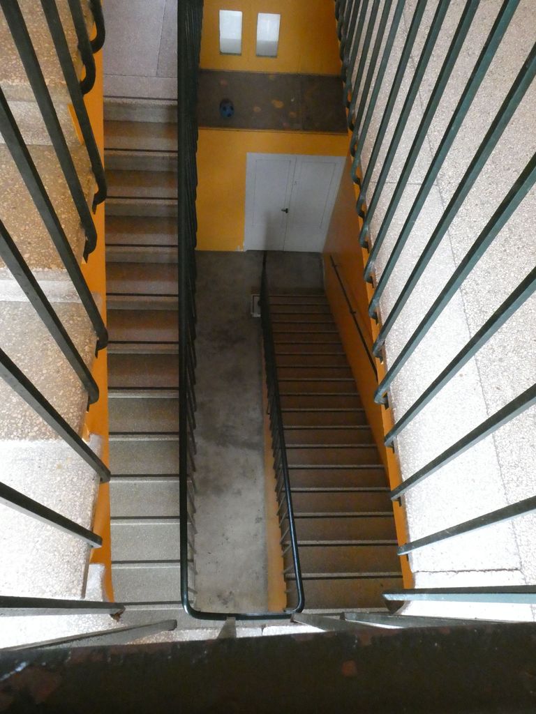Escalier latéral placé à l’extrémité de chaque aile.