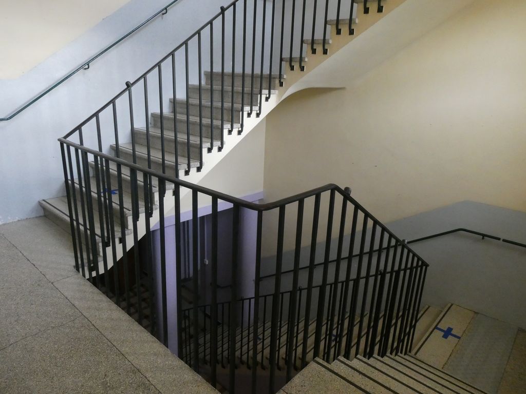 Escalier latéral placé à l’extrémité de chaque aile.