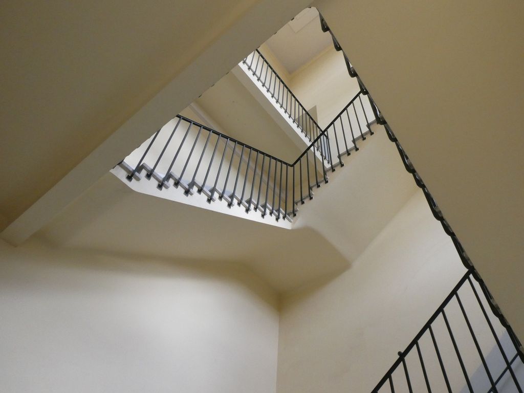 Escalier latéral placé à l’extrémité de chaque aile.