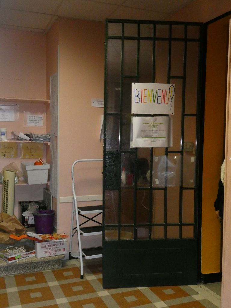 Porte métallique de la loge du concierge.