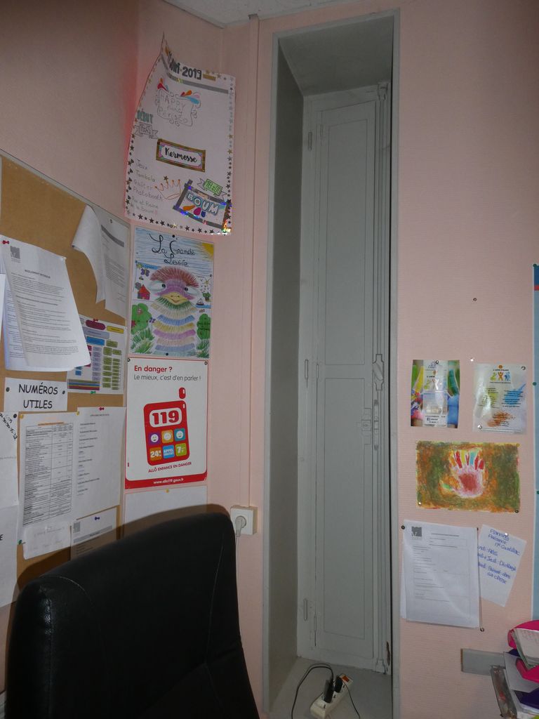 Loge du concierge. Fenêtre latérale pour surveiller l’entrée.