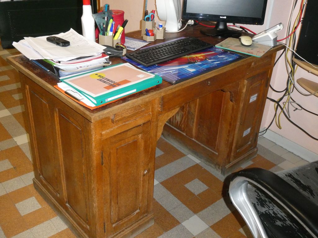 Loge du concierge. Bureau en bois.