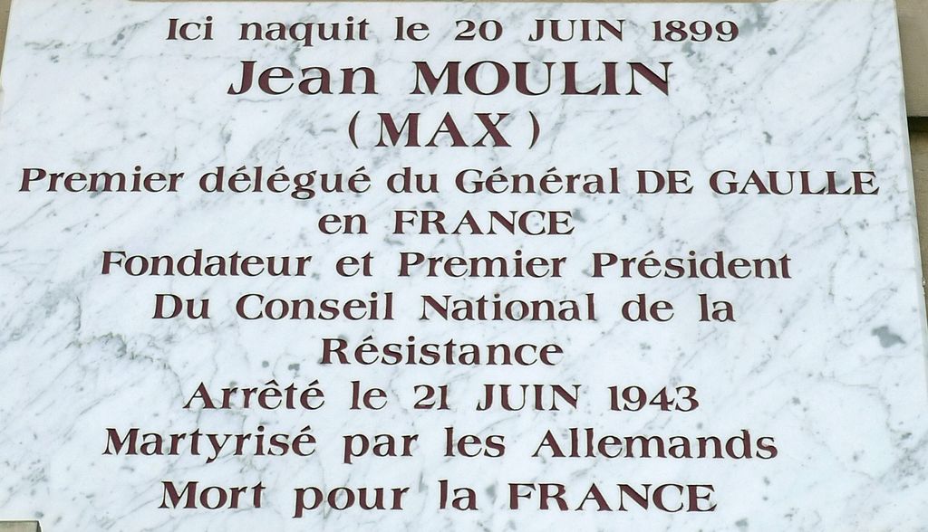 Plaque commémorative à Jean Moulin, façade principale.