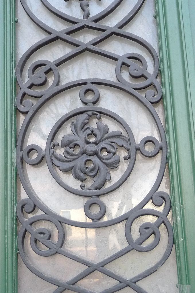 Détail ferronnerie de la porte d'entrée.