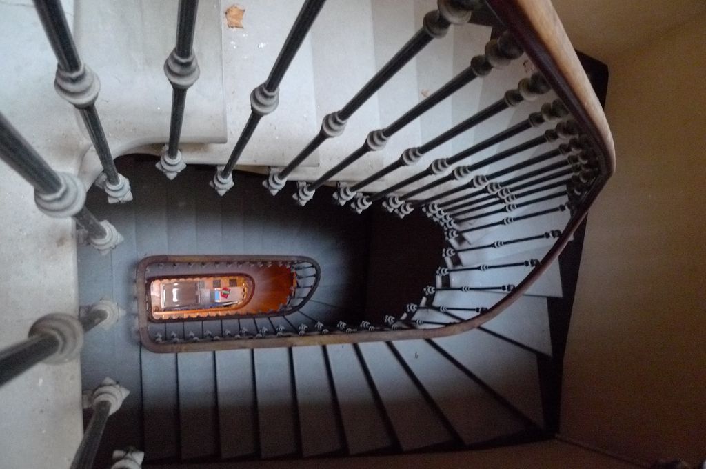 Vue plongeante de la cage d'escalier, depuis le 3e étage.