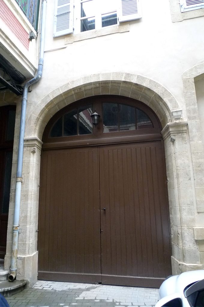 Porte cochère dans la cour.