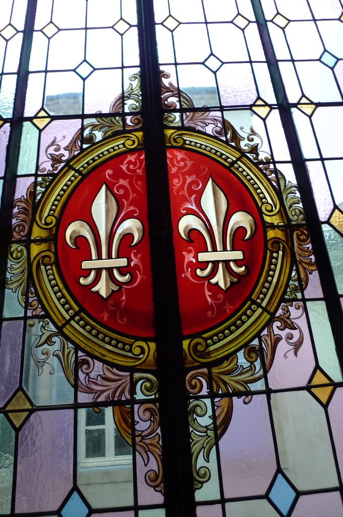 Fleurs de lys, détail des vitraux de la galerie.