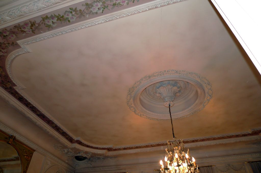 Plafond à gypseries du grand salon.