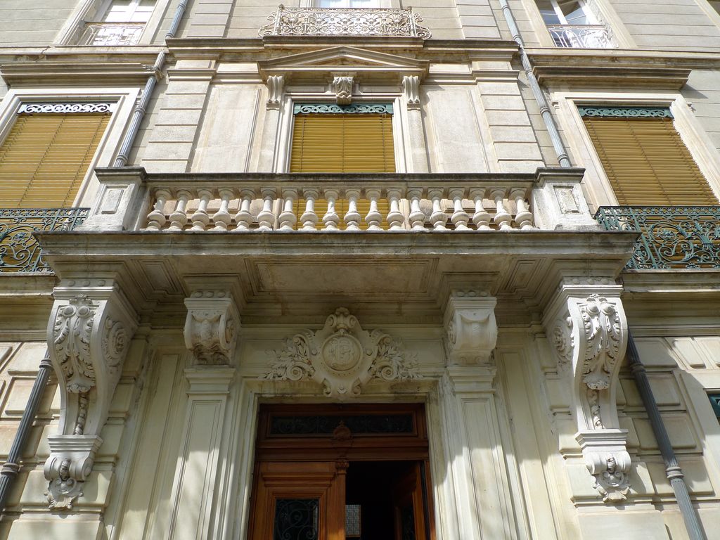 Balcon et mascaron avec monogramme de Pierre Donnadille.