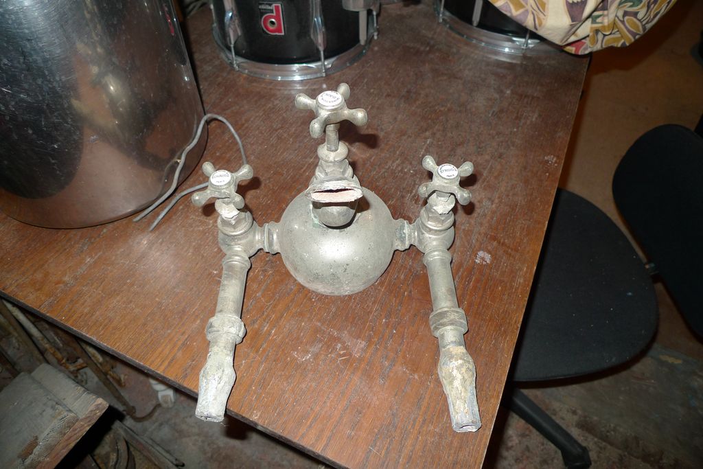 Ancien robinet de baignoire.