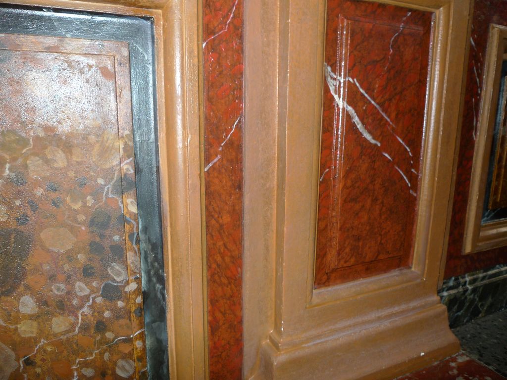 Faux-marbres et fausses boiseries des murs du hall d'entrée.