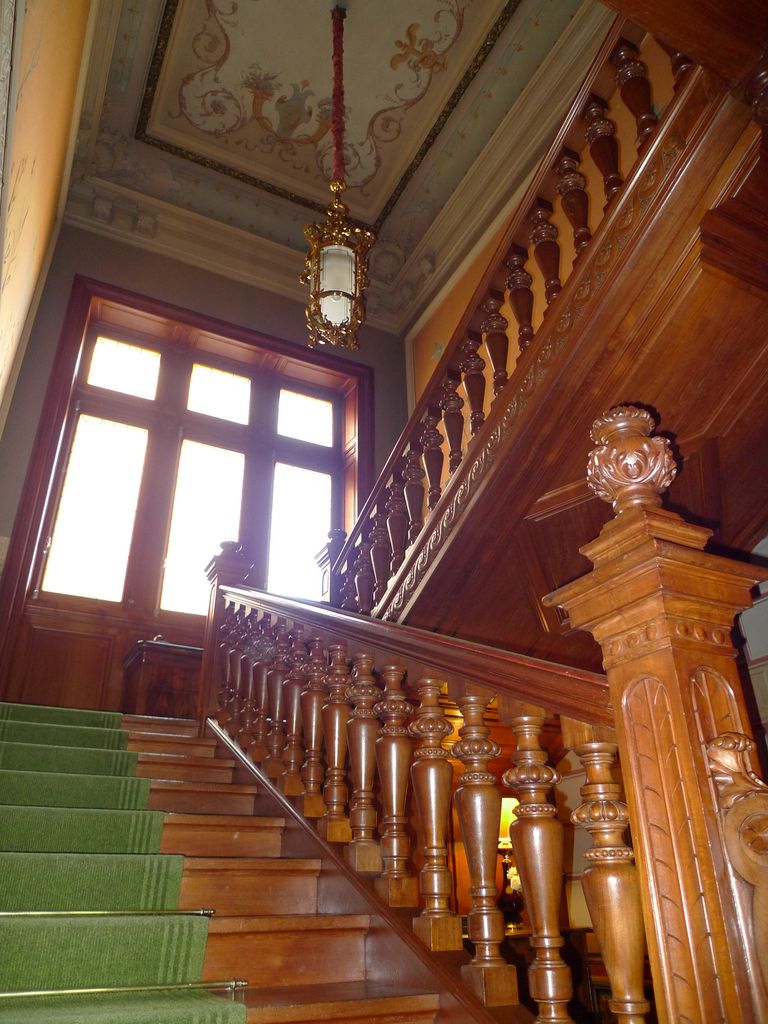 Escalier du hall d'entrée.