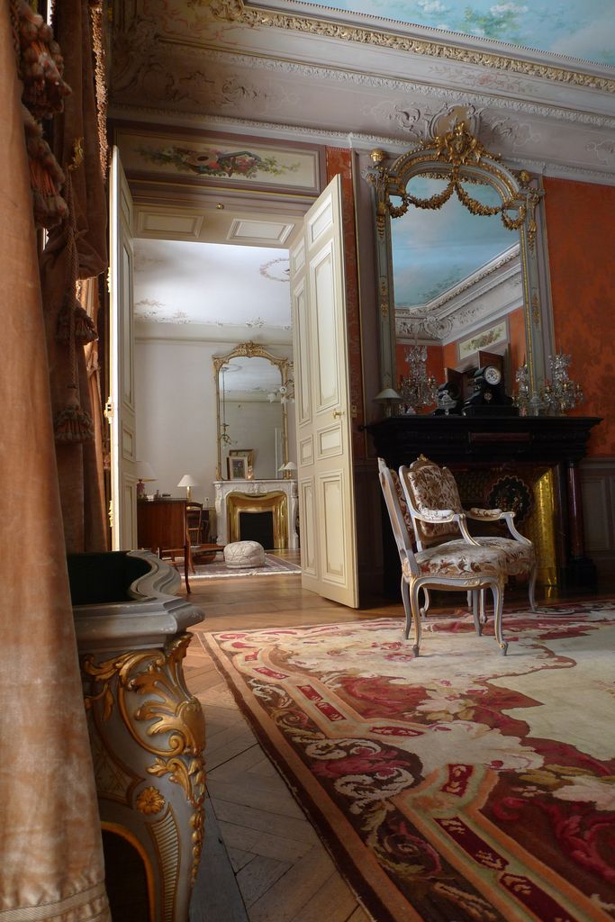 Grand salon Louis XIV, tapis type de la manufacture royale de la Savonnerie.