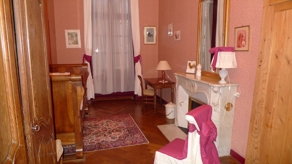 Chambre de la maison avec cheminée.