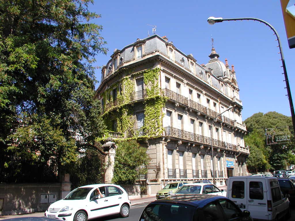 Grande façade, avenue de Saint-Saëns.