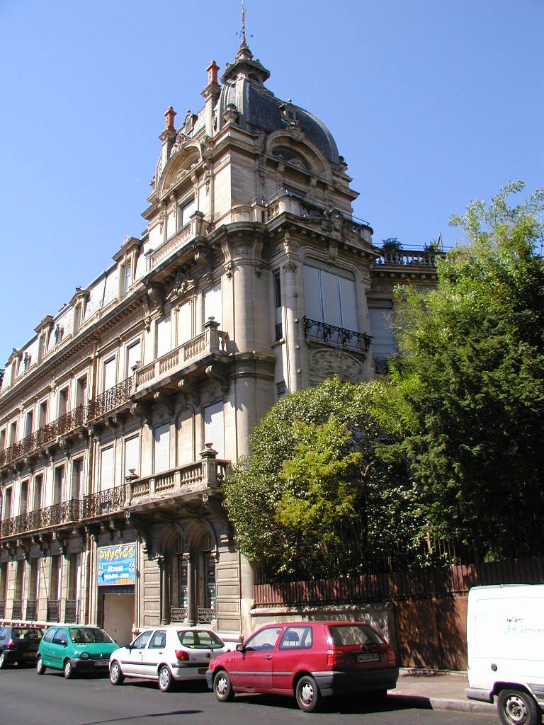 Grande façade, avenue Saint-Saëns.