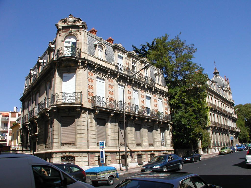 Hôtel, avenue Saint-Saëns.