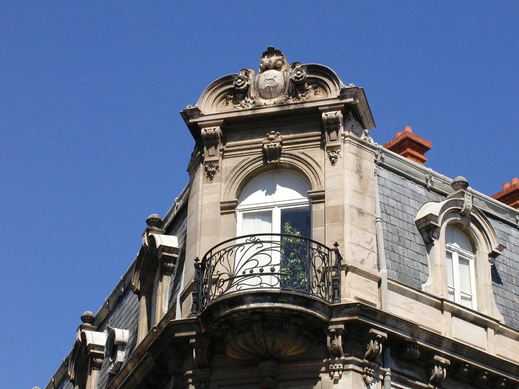 Balcon à l'angle de l'avenue Saint-Saëns.