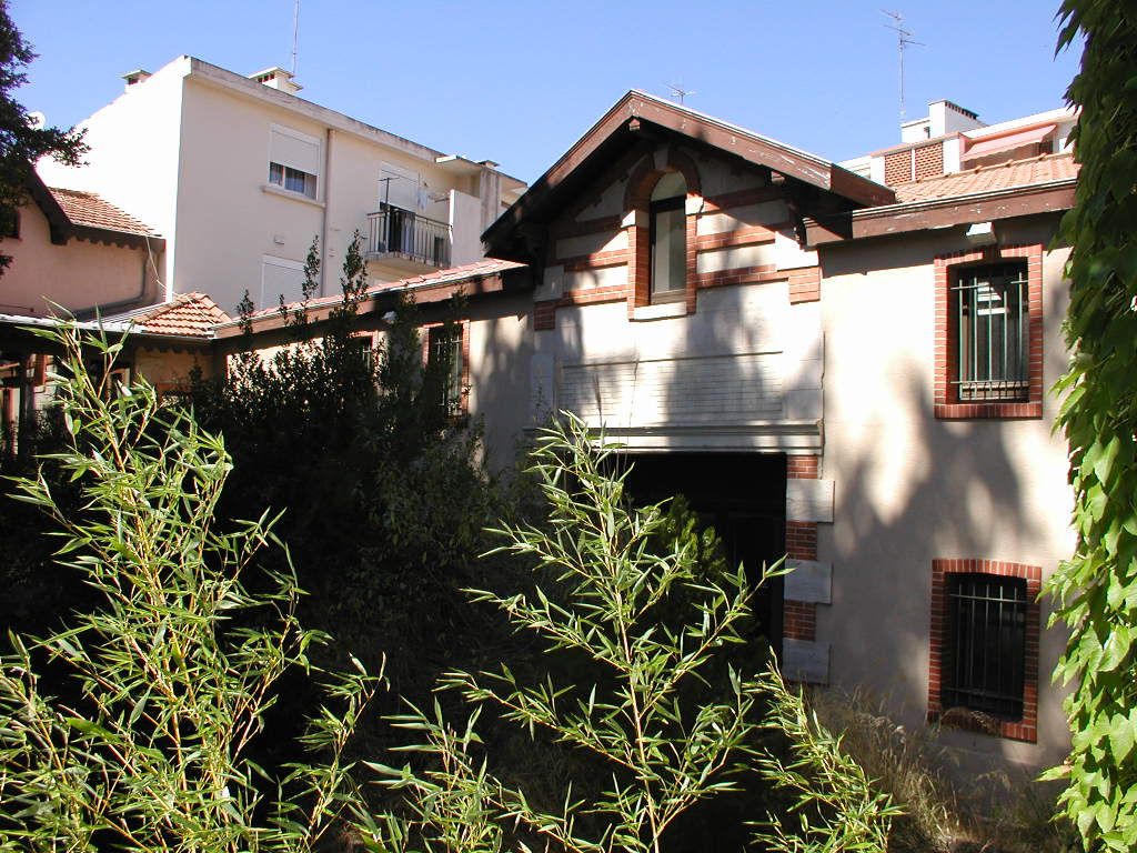 Pavillon et garage.