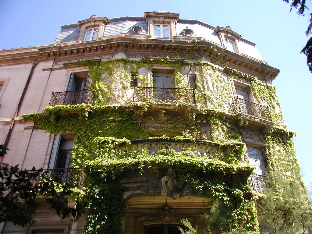 Façade ouest, porche d'entrée.