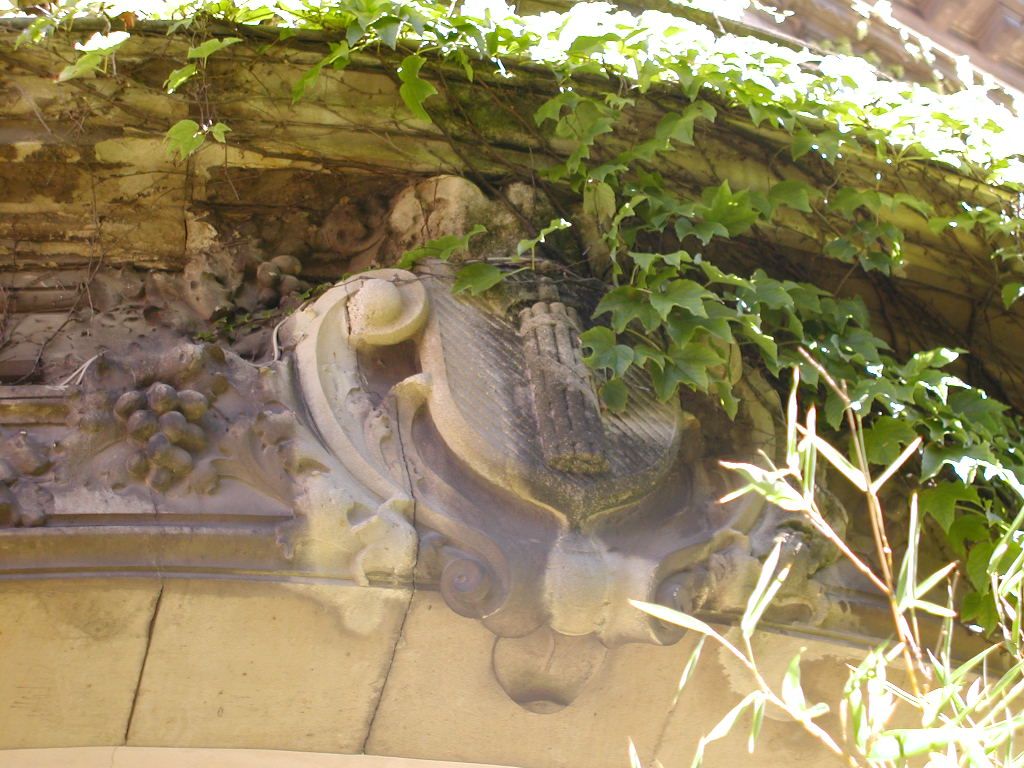 Mascaron faisceau du porche d'entrée.