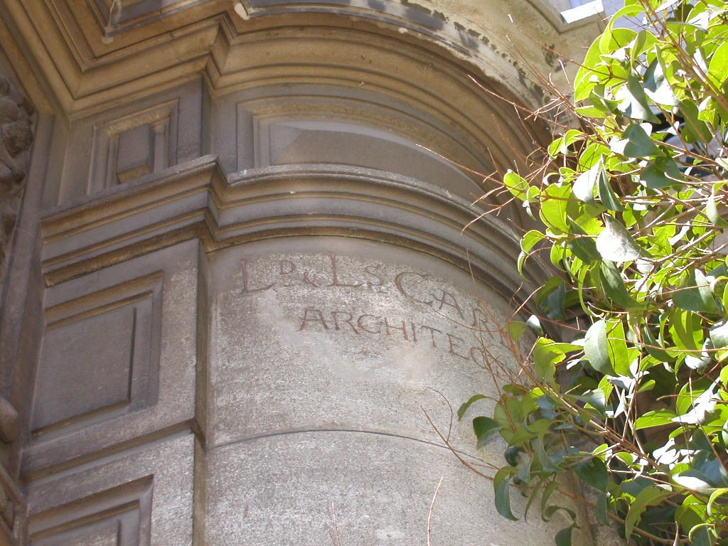 Signature des architectes LP et LS Carlier sur la façade, angle sud-est.