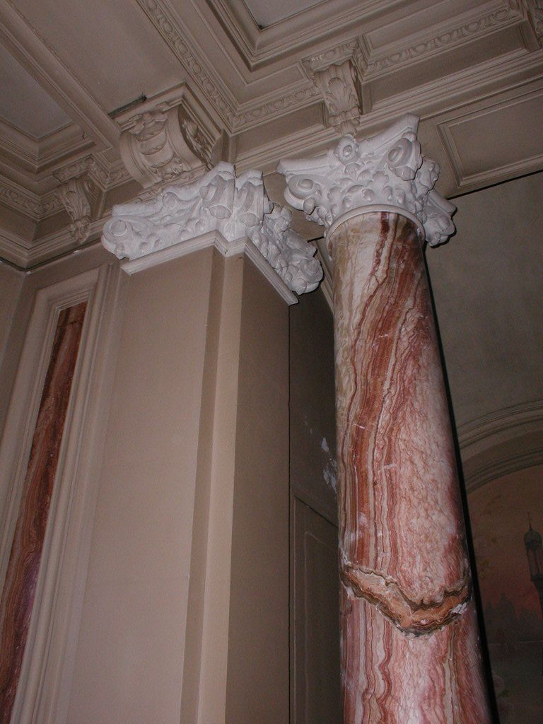 Colonne de l'escalier.