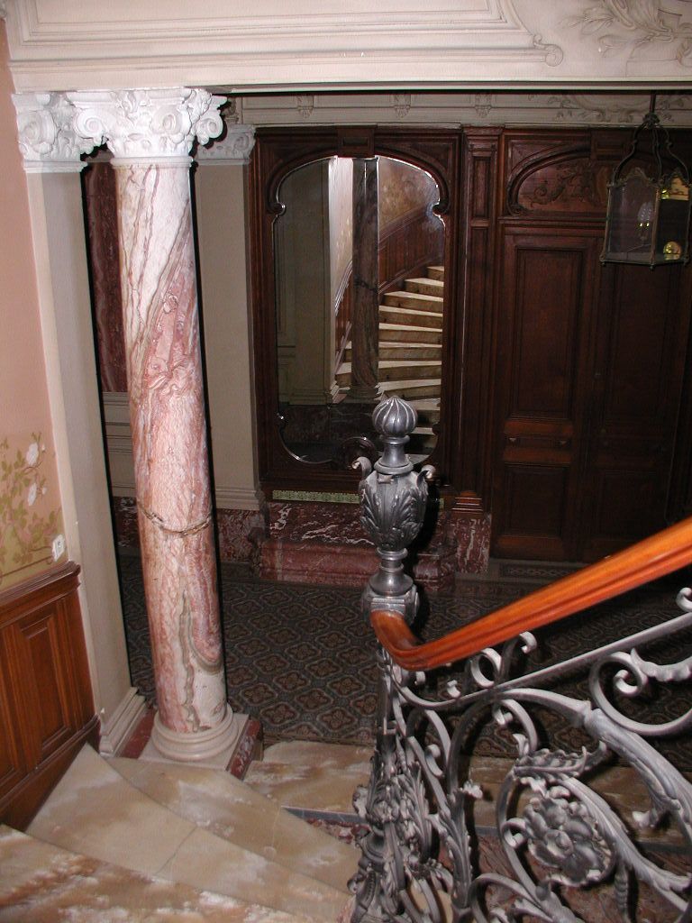 Escalier, vue sur le hall.