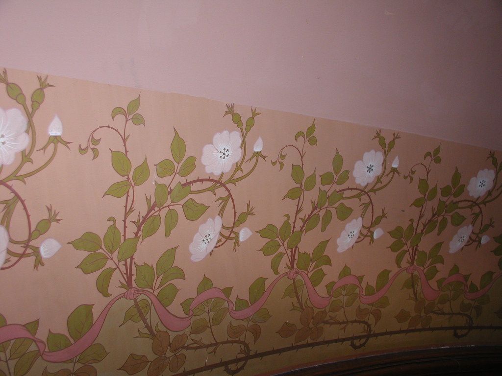 Peinture, motifs végétaux, mur de l'escalier.